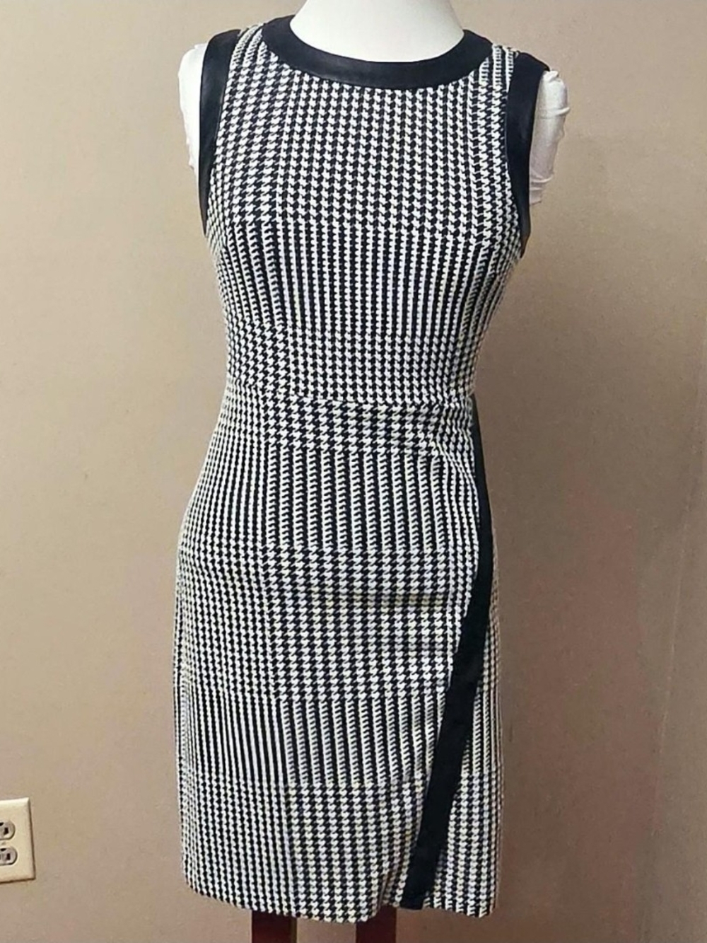 DKNY Black & White Houndstooth Sleeveless Sheath Dress